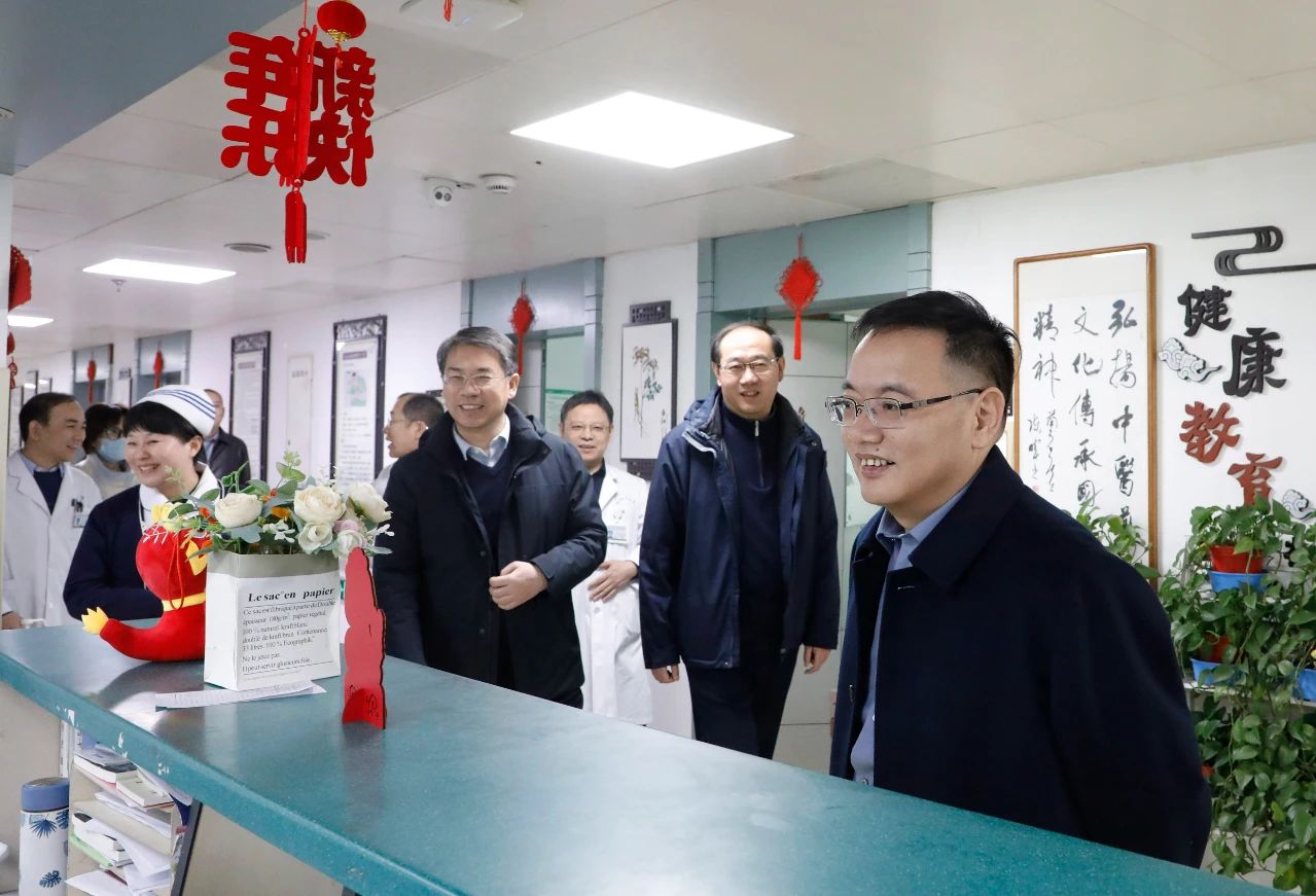 新春慰問(wèn)┃徐州市中醫(yī)院領(lǐng)導(dǎo)班子春節(jié)走訪(fǎng)慰問(wèn)送祝福